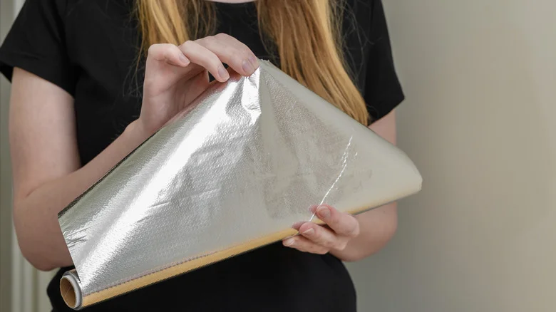 12 Affordable Aluminum Foil Hacks That Are Useful In The Winter