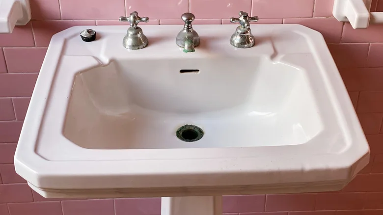 12 Genius Ways To Repurpose An Old Sink Around Your Home And Garden