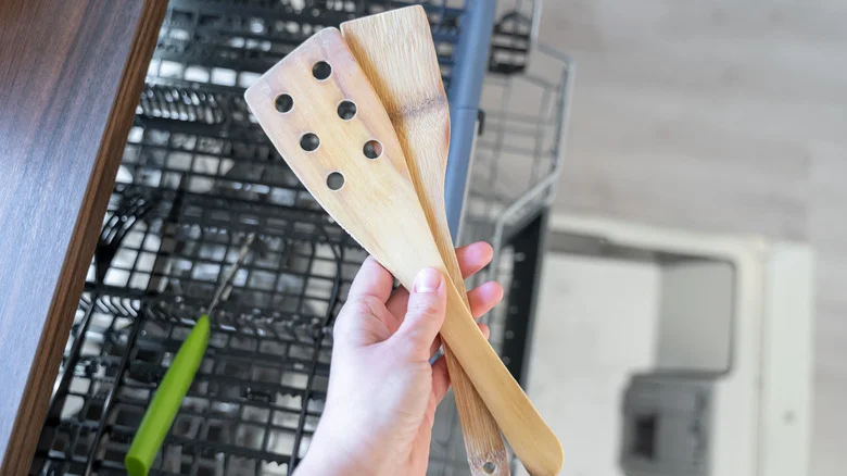 15 Genius Ways To Repurpose A Wooden Spatula Outside Of Cooking