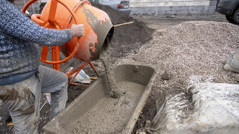 ​​Concrete Block Vs. Poured: The Better Retaining Wall Material