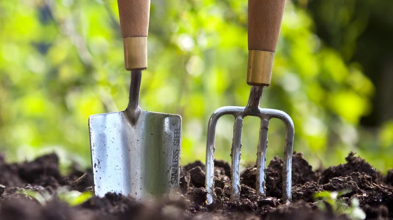 DIY A Portable Garden Tool Carrier With These Repurposed Items