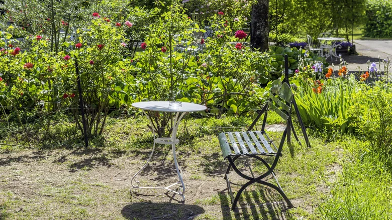 DIY Stunning Garden Stakes That Bedazzle Your Garden And Catch The Sun