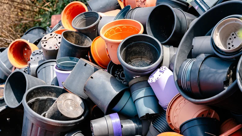 Don’t Throw Out Those Plastic Nursery Pots! Reuse Them For DIY Birdhouses Around Your Yard