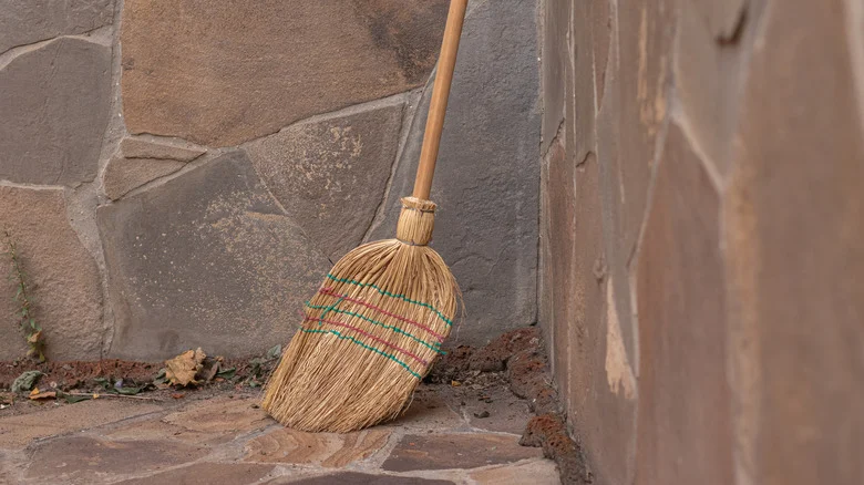 Don’t Toss That Old Broom, Here Are 17 Genius Hacks To Repurpose It Instead