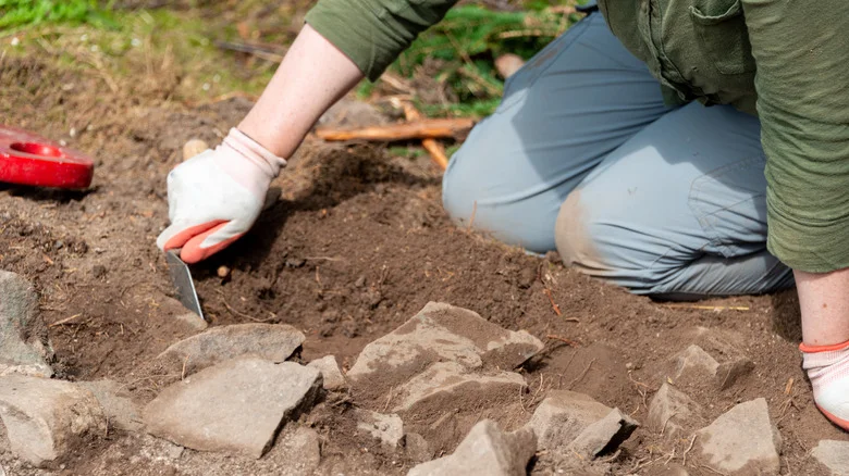 Easily Sift Gravel Out Of Soil Or Sand With A Simple DIY Solution