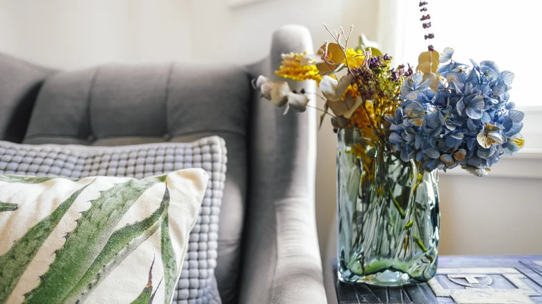 Flowers That Pair Perfectly With Hydrangeas In A Bouquet Or Vase