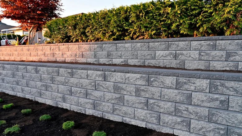 Give Your Old Retaining Wall A Fresh New Vibe With This Easy Fix