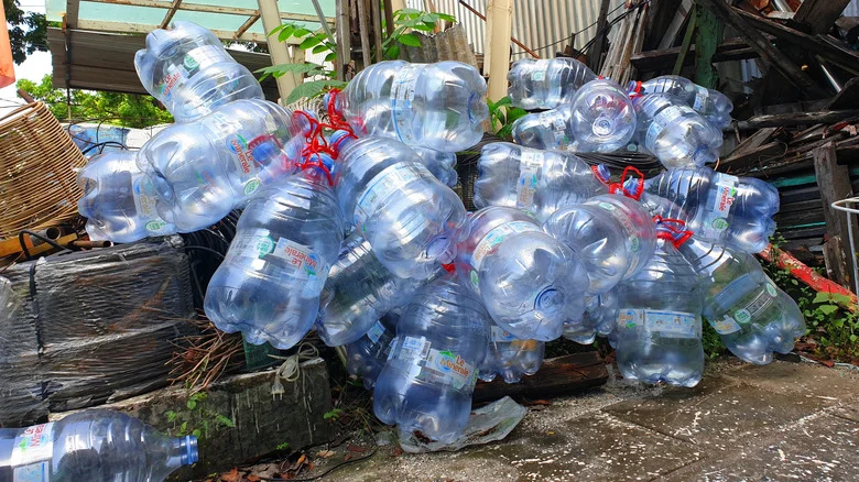How To DIY An Indoor Hydroponic Garden Using Empty Plastic Bottles