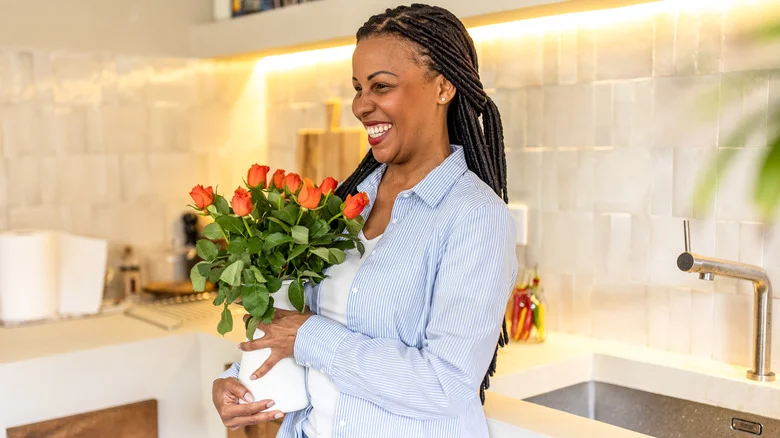 How To Use A Turkey Baster To Keep Your Cut Flowers Looking Fresh