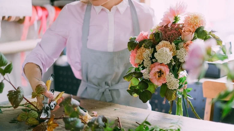 J. Schwanke Explains Why The ‘Food’ Packet That Comes With Your Cut Flowers Can Make Them Last Longer