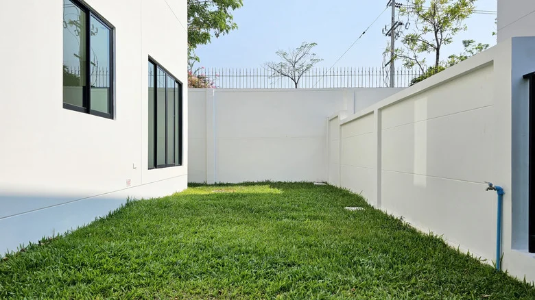 Not Sure How To Use Your Side Yard? Here’s A Simple Idea To Liven Up Your Space