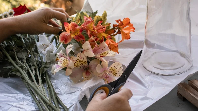 Preserve Beautiful Flower Petals With This DIY Jar Idea