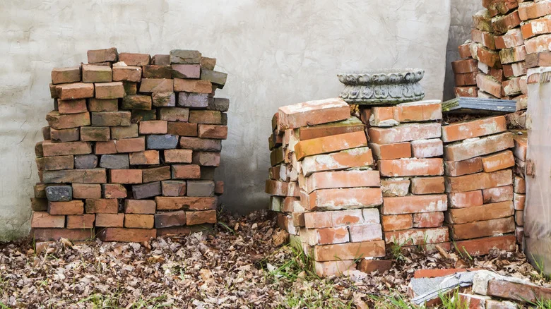 Reuse Old Brick To Make A Super Functional DIY Compost Bin