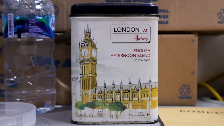 Reuse Tea Tins For An Indoor Herbal Garden That’ll Add Charm To Any Kitchen
