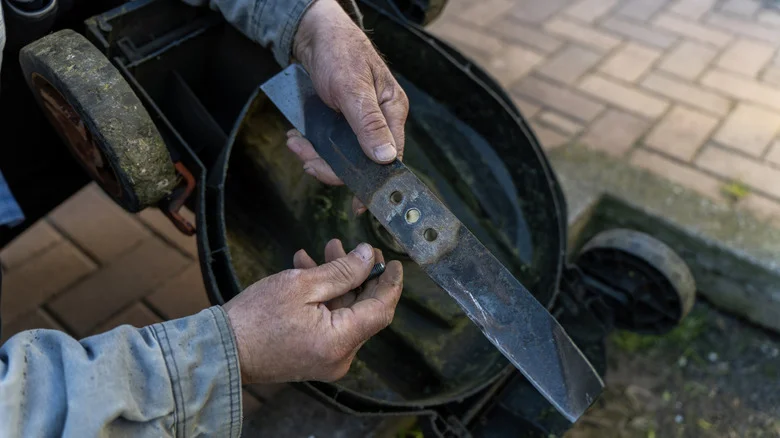 Should Mower Blades Be Loose Or Tight?