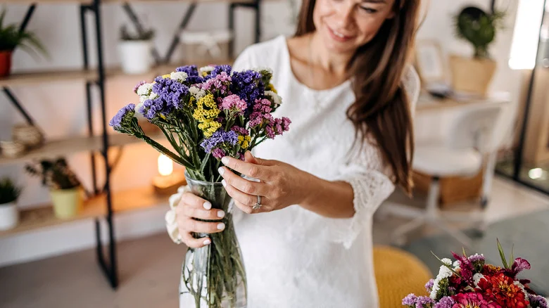 Smart Tips To Tie Flowers Together In Picture-Perfect Arrangements