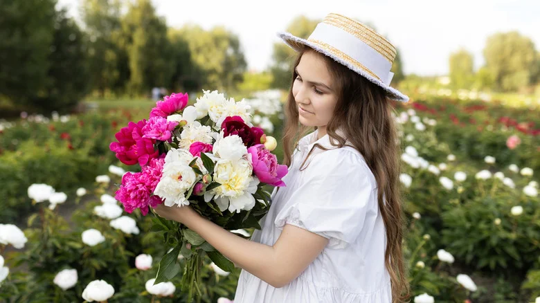 The Beautiful Companion Flower For Peonies That’ll Suppress Weeds