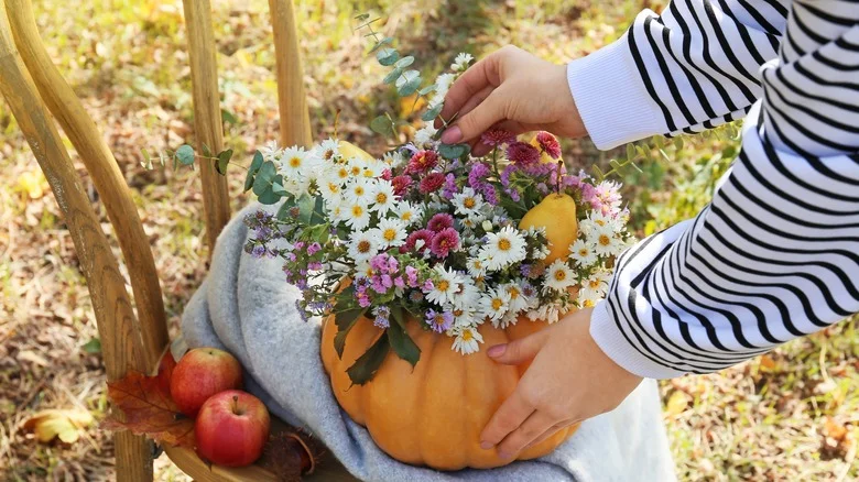 The Best Flowers For A Thanksgiving Centerpiece, According To Martha Stewart (And How To Do It)