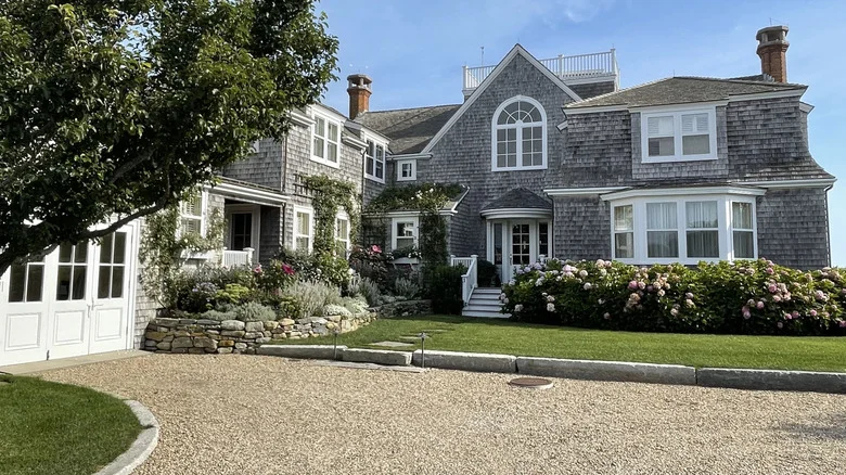 The Circular Feature That Makes Gravel Driveways More Functional And Polished