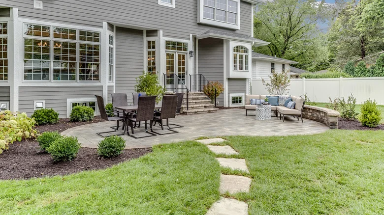 The Garden Hose Hack That Will Give Your Landscaping A Professional Look