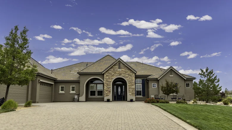 The Simple Detail That Gives Your Driveway An Aesthetic Upgrade