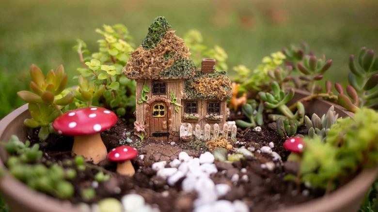 These DIY Mushroom Lights Are The Perfect Addition To Any Fairy Garden