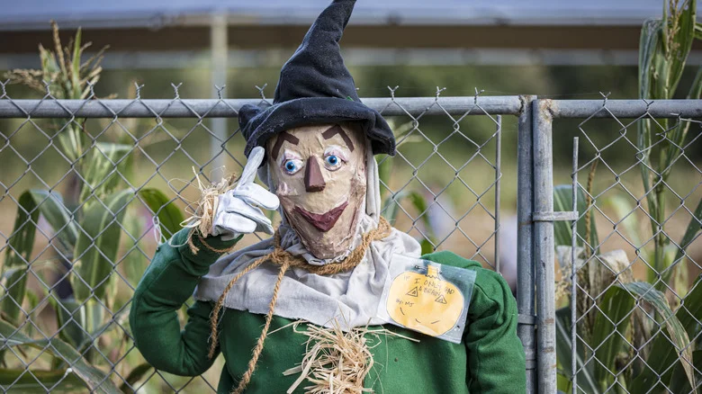 Transform An Old Plant Pot Into The Cutest Fall Scarecrow Decor For Your Porch