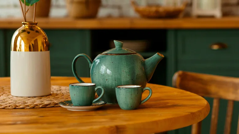 Turn A Small, Old Teapot Lid Into An Adorable Bird Feeder With Vintage Vibes