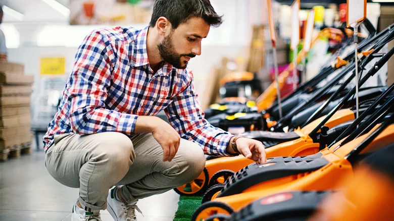 Why Late Summer Is A Great Time To Get A Good Deal On Lawn Mowers